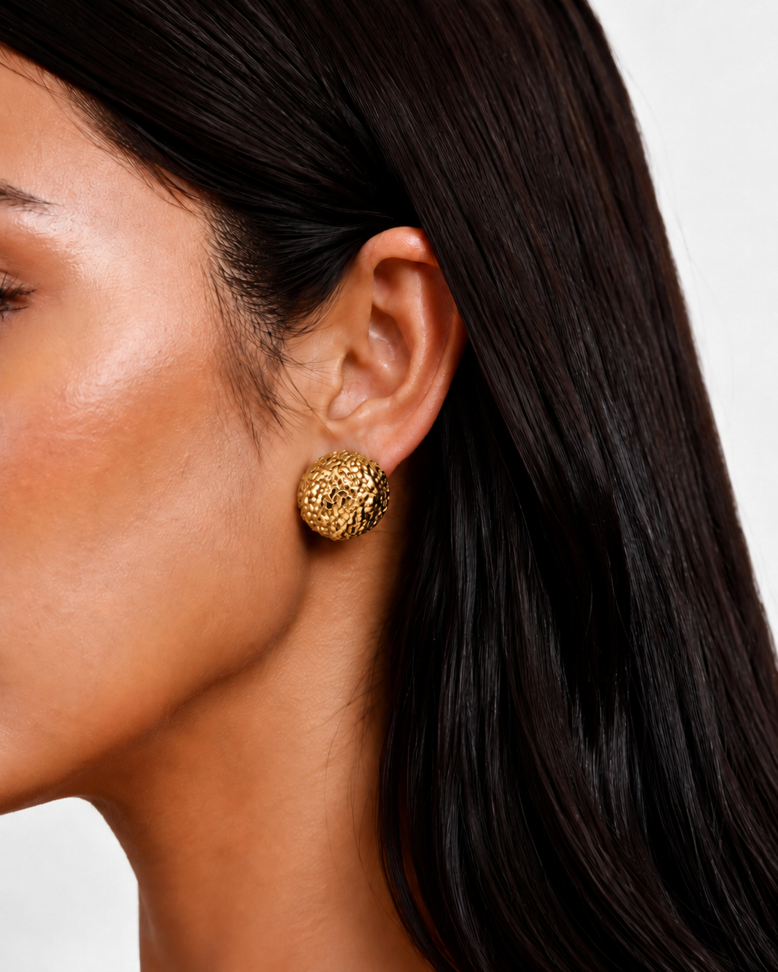 Photo lifestyle des boucles d'oreille Alys de la marque de bijoux Adaelya