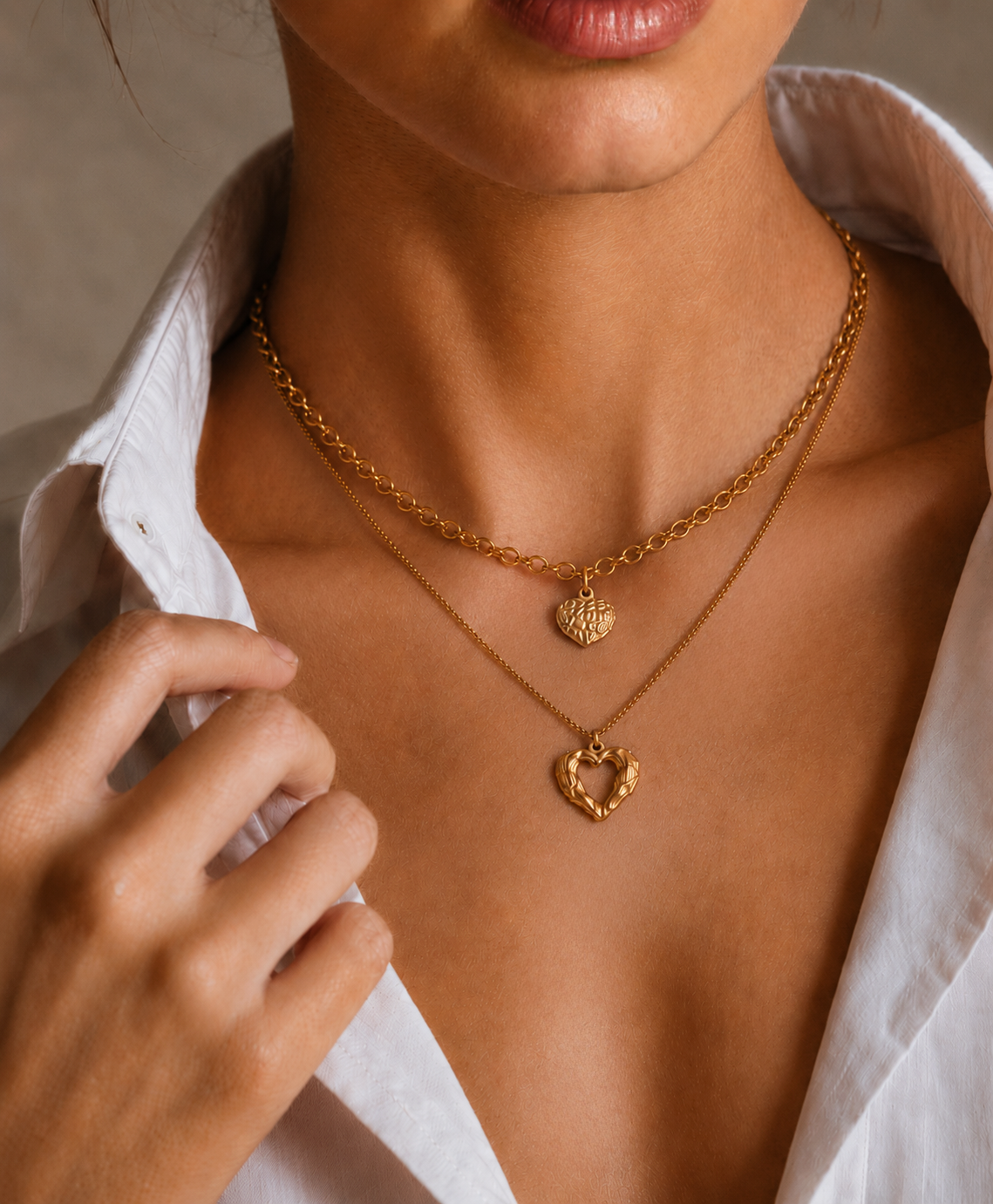 Photo lifestyle du double collier Aube de la marque de bijoux Adaelya