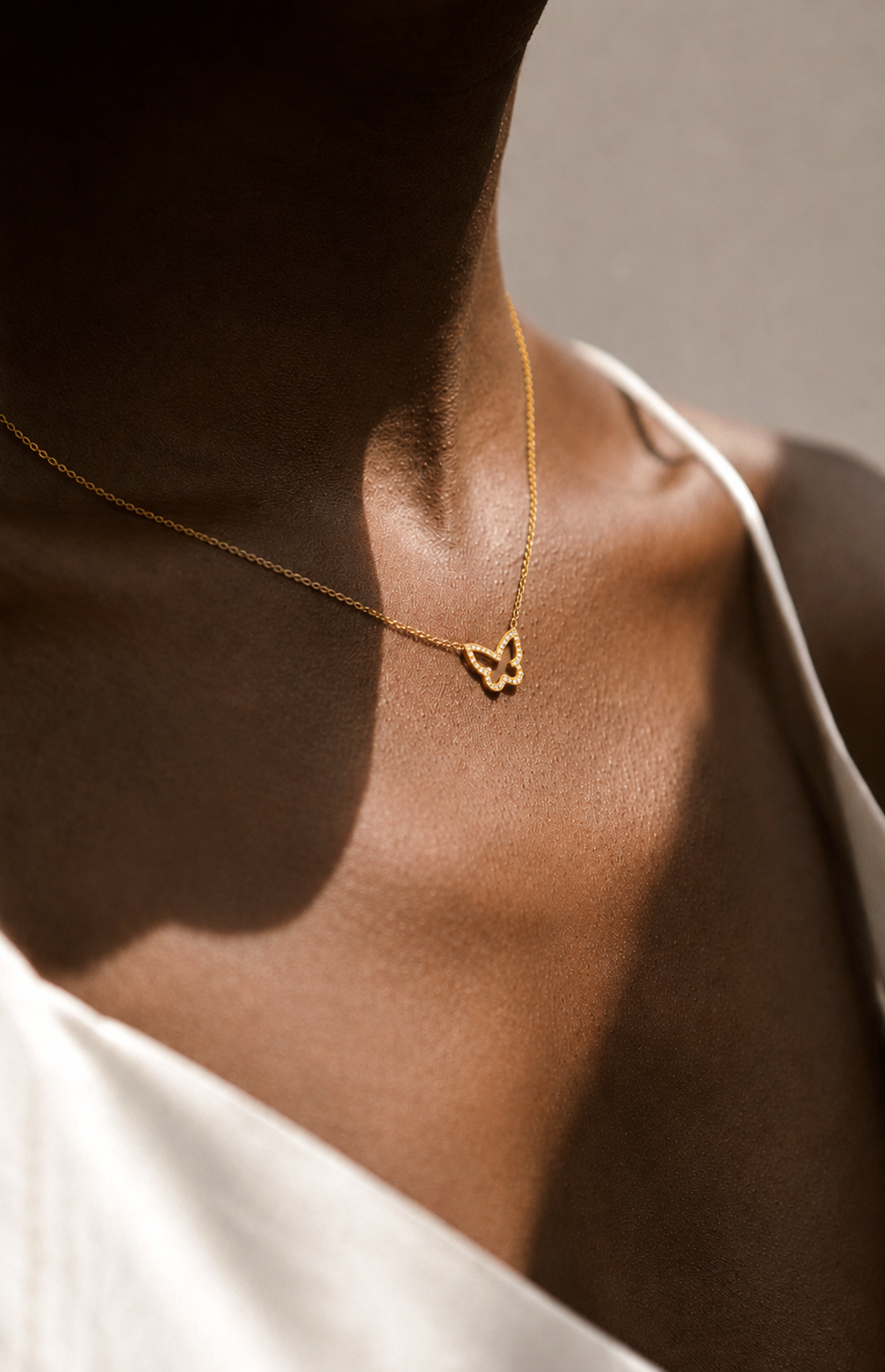 Photo lifestyle du collier Azelie de la marque de bijoux Adaelya