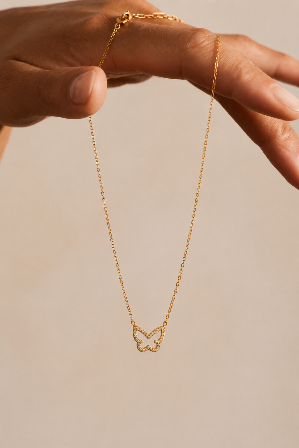Photo lifestyle du collier Azelie de la marque de bijoux Adaelya