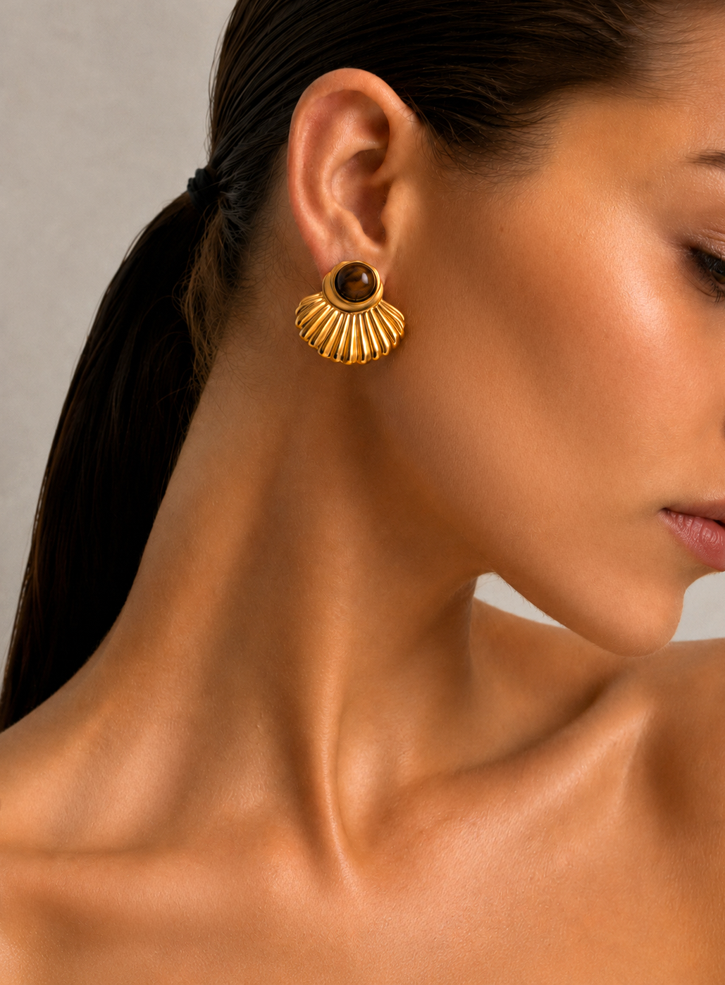 Photo lifestyle des boucles d'oreille Doria de la marque de bijoux Adaelya
