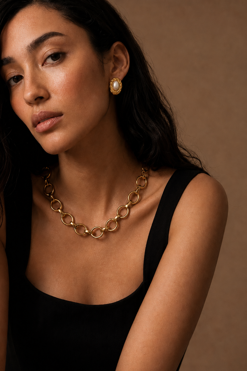 Photo lifestyle du collier Hélia de la marque de bijoux Adaelya