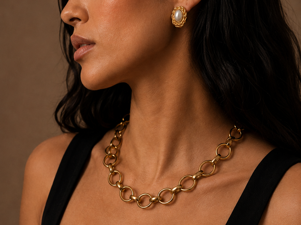 Photo lifestyle du collier Hélia de la marque de bijoux Adaelya