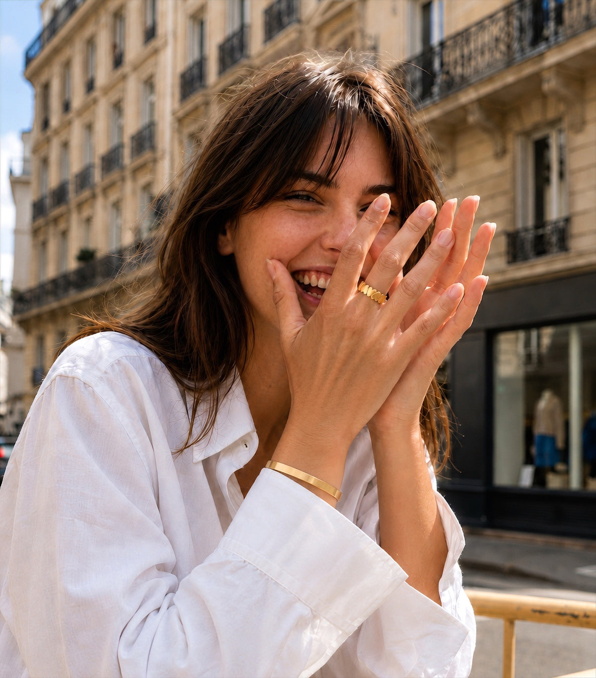 Photo lifestyle de la bague Lumine de la marque de bijoux Adaelya