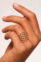 Photo lifestyle de la bague Neva de la marque de bijoux Adaelya