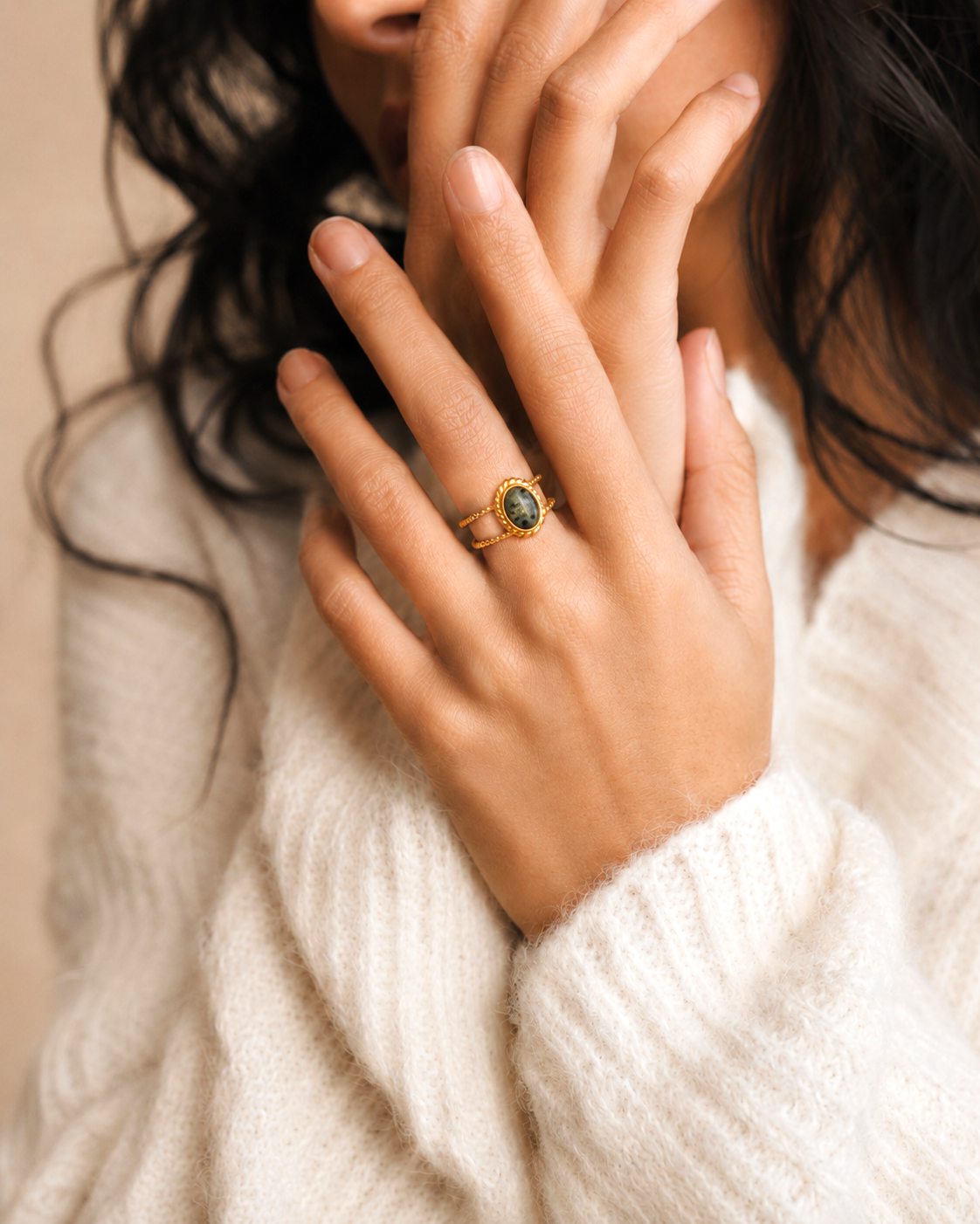 Photo lifestyle de la bague Nymphea de la marque de bijoux Adaelya