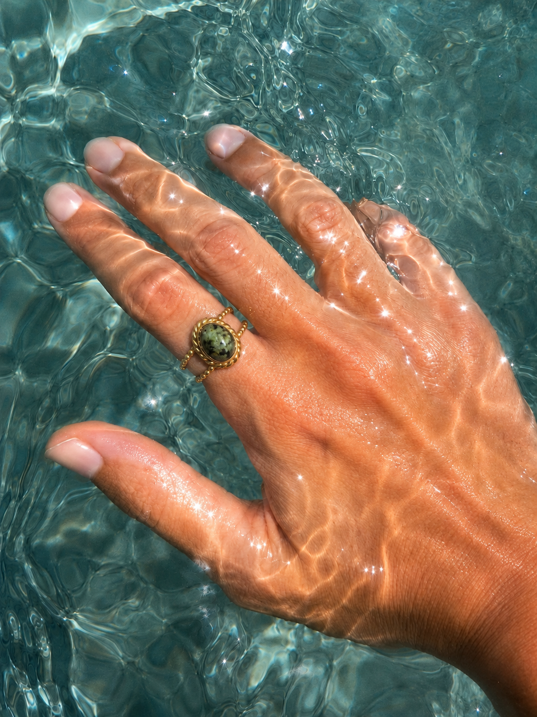Photo lifestyle de la bague Nymphea de la marque de bijoux Adaelya