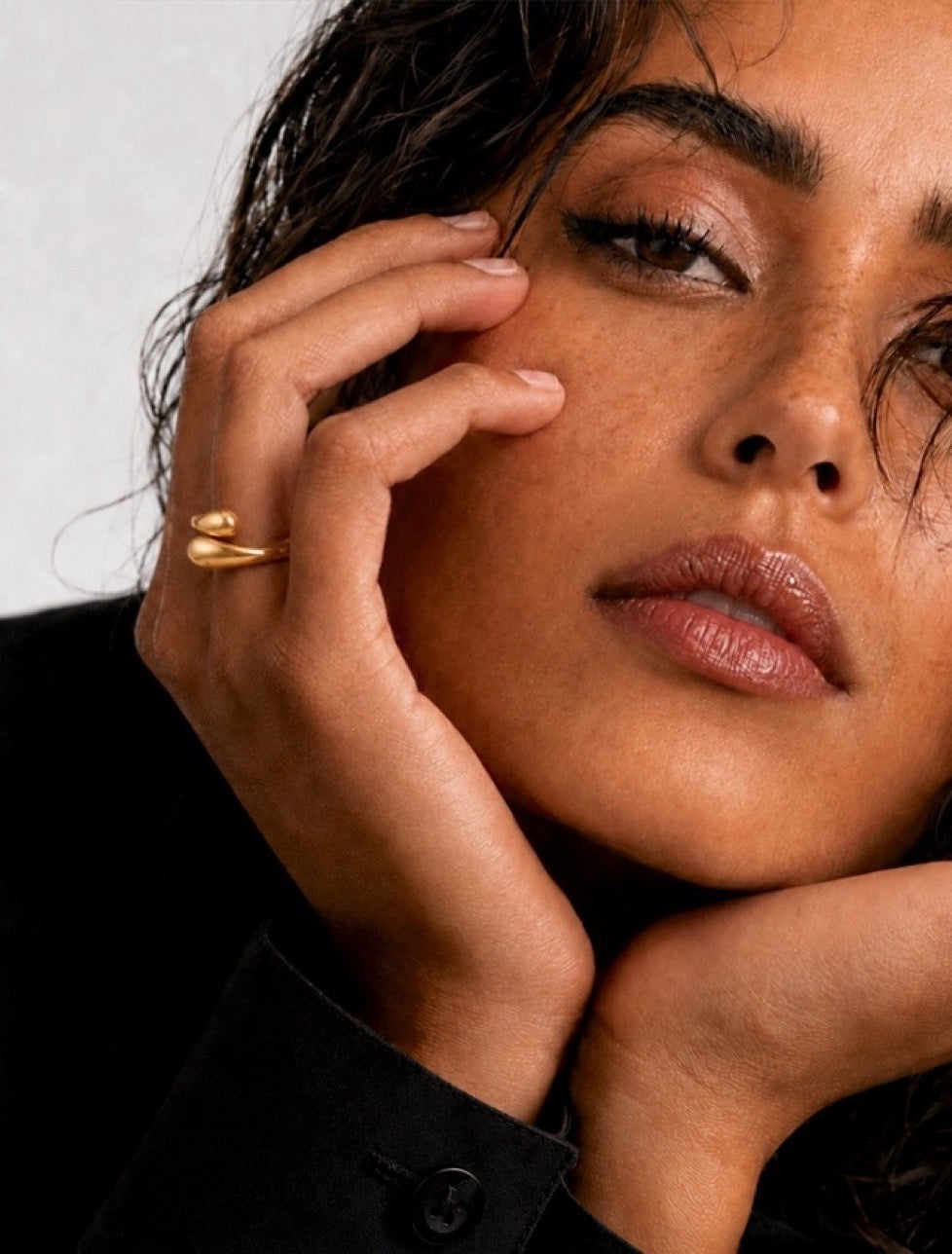 Photo lifestyle de la bague Ondée de la marque de bijoux Adaelya