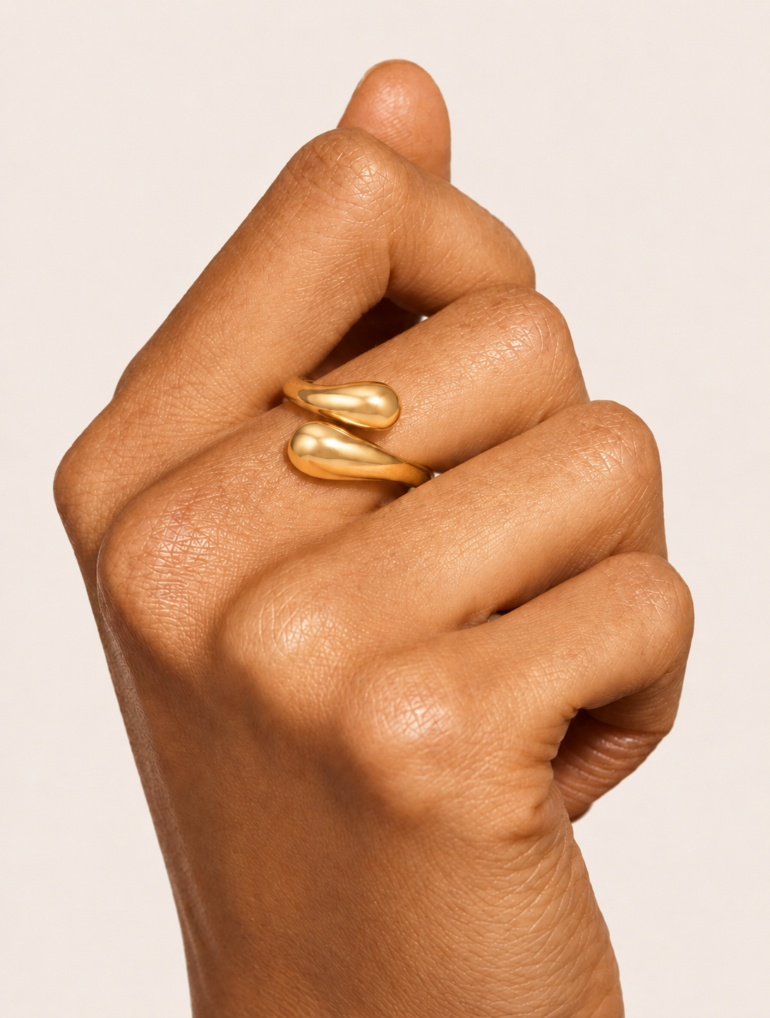 Photo lifestyle de la bague Ondée de la marque de bijoux Adaelya