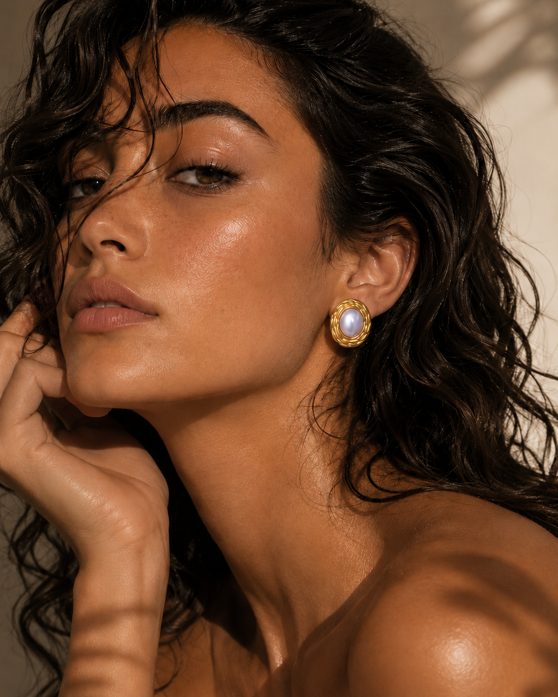 Photo lifestyle des boucles d'oreille Opaline de la marque de bijoux Adaelya