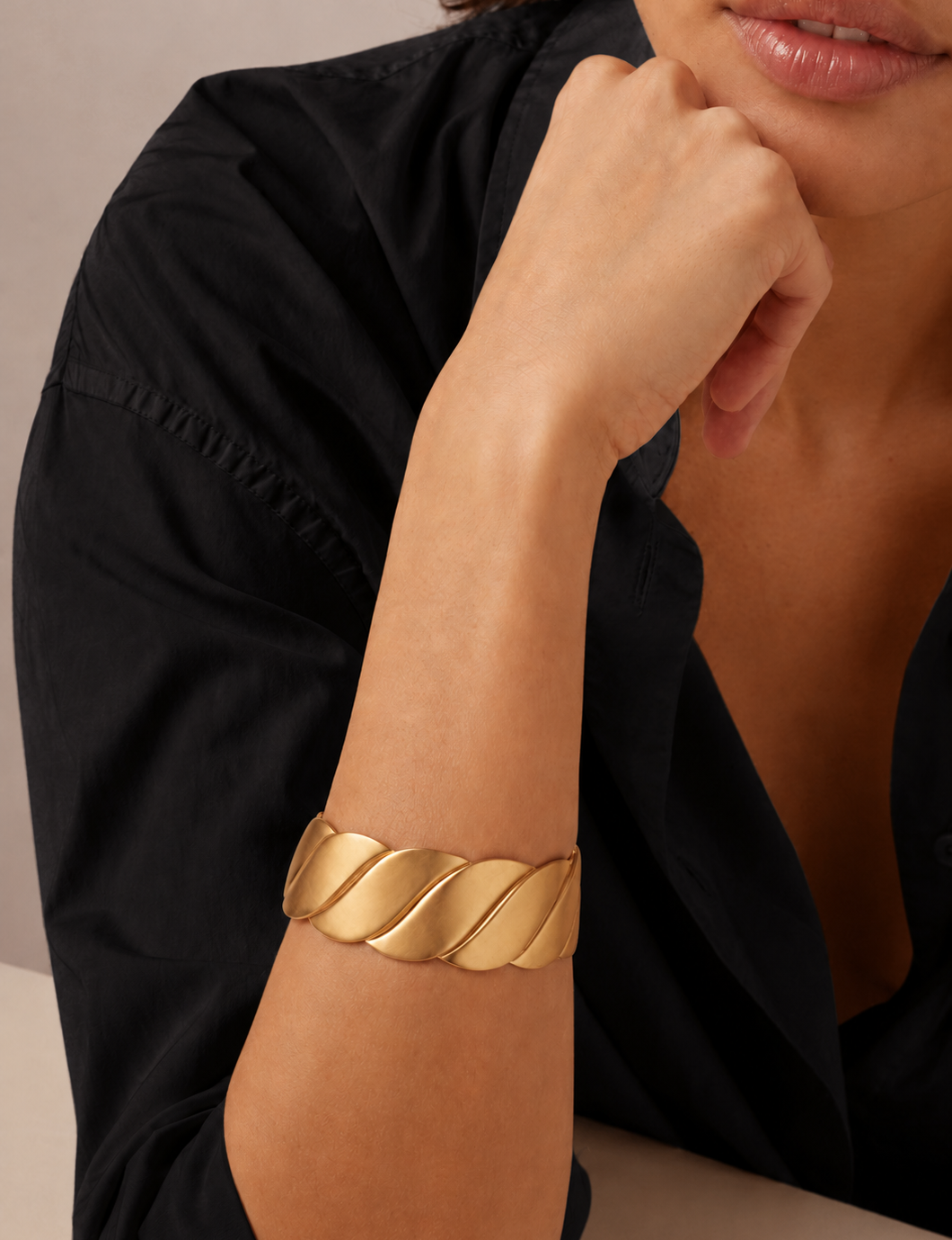 Photo du bracelet manchette Solstice de la marque de bijoux Adaelya
