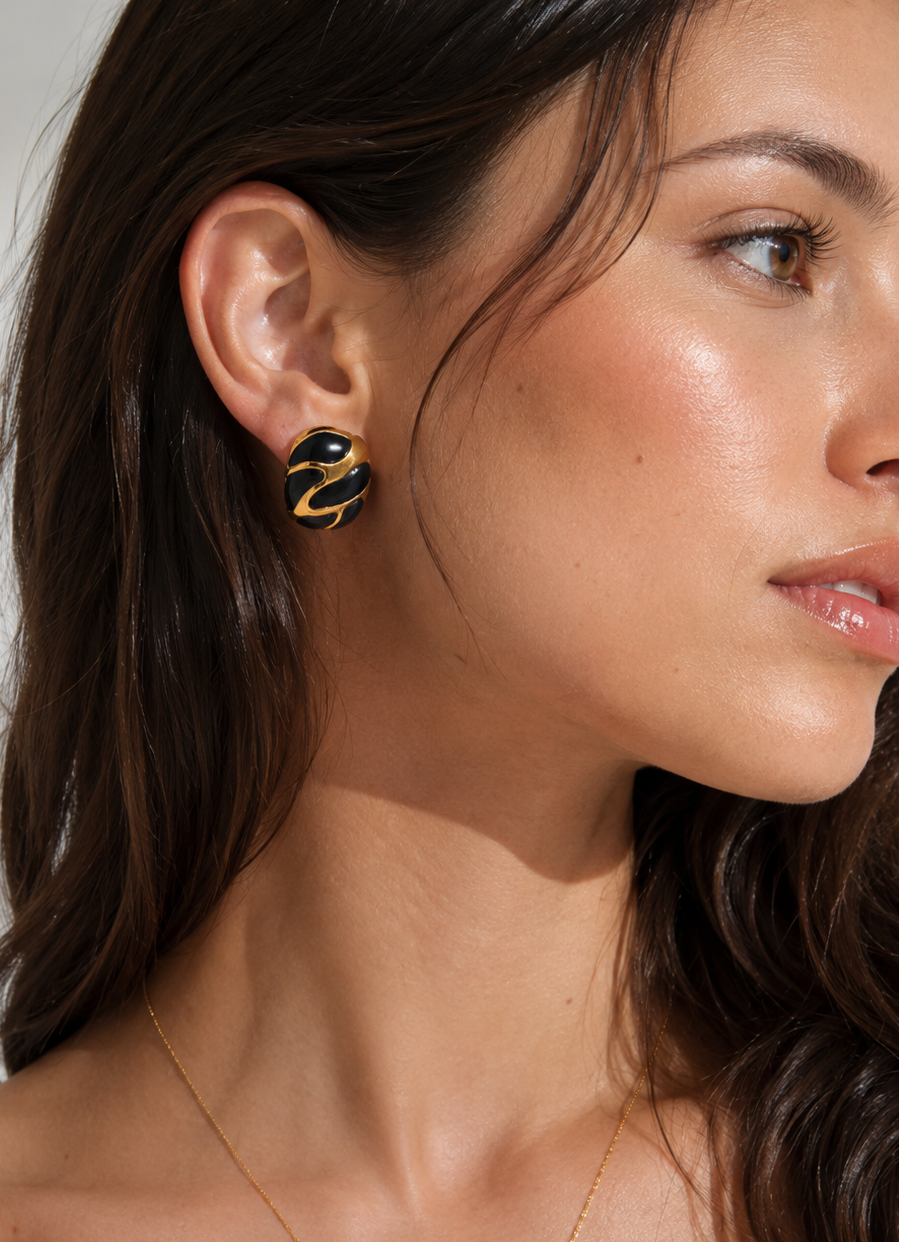 Photo lifestyle des boucles d'oreille Vesper de la marque de bijoux Adaelya