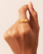 Photo lifestyle de la bague Lumine de la marque de bijoux Adaelya