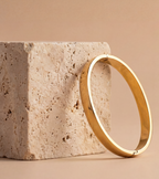Photo lifestyle du bracelet jonc Lyséa de la marque de bijoux Adaelya