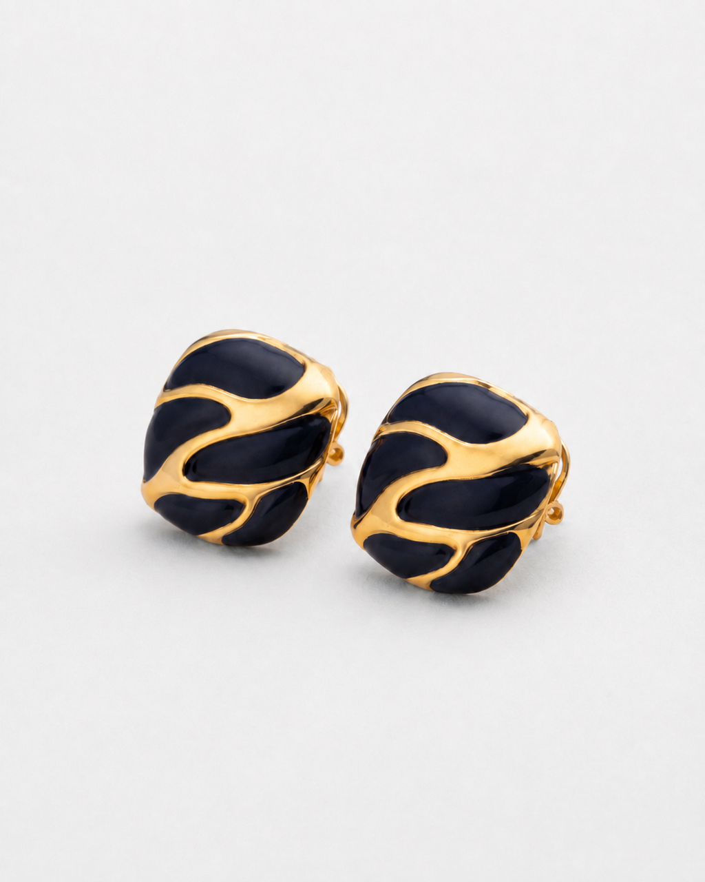 Photo des boucles d'oreille Vesper de la marque de bijoux Adaelya